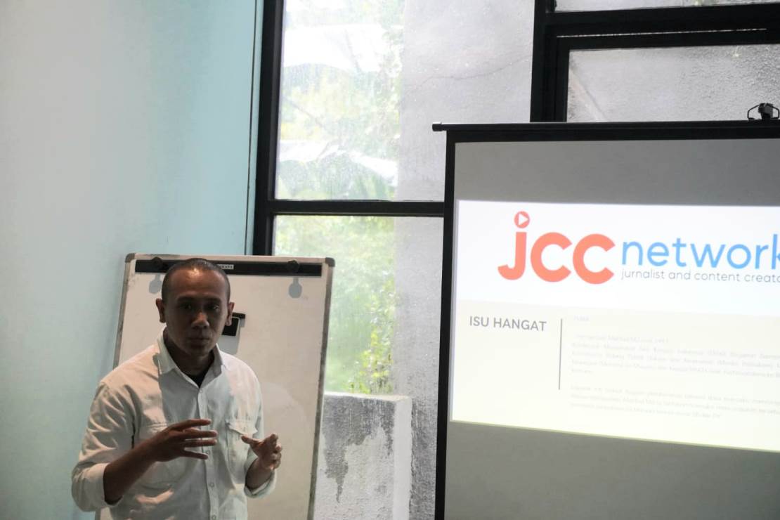 Willibrodus Nafie menjelaskan posisi jurnalis dan content creator di era digital