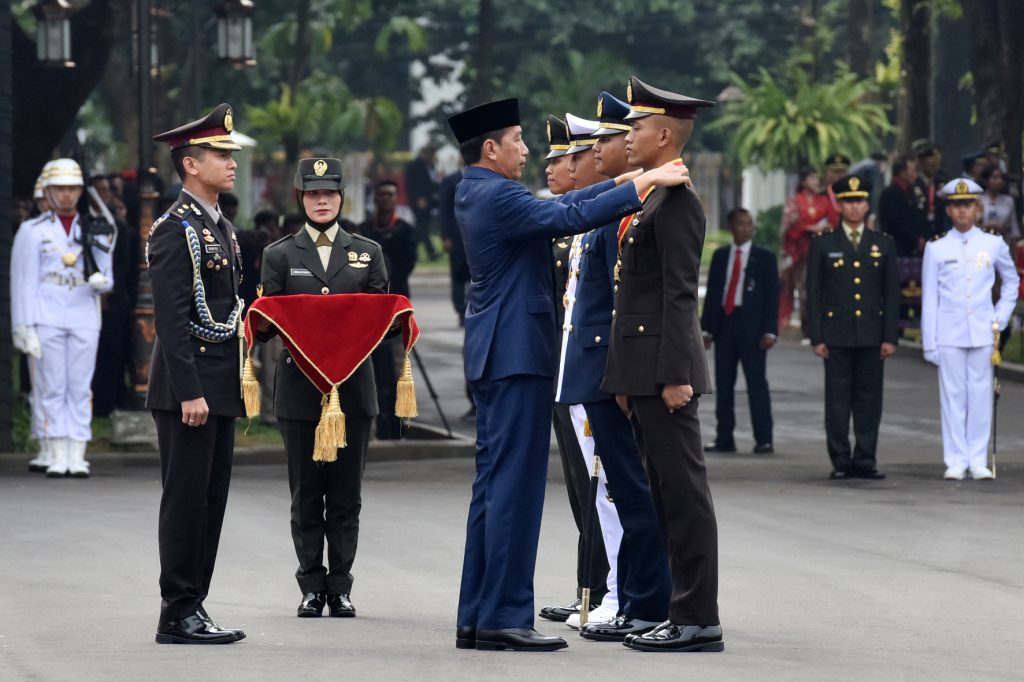 Presiden Joko Widodo (Jokowi) melantik perwira muda TNI-Polri, di Halaman Istana Merdeka, Jakarta, Rabu (26/07/2023). (Foto: Humas Setkab/Jay)