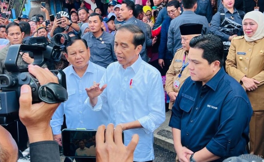 Presiden Jokowi ditemani Menhan Prabowo Subianto dan Menteri BUMN Erick Thohir/Foto: BPMI Setpres/Laily Rachev