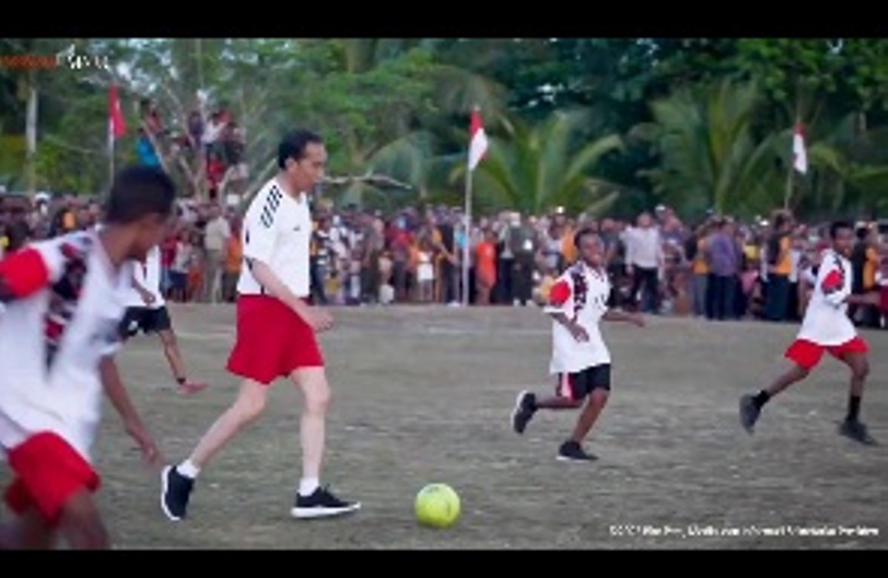 Presiden Jokowi bermain bola dengan para pelajar Biak, Papua.
