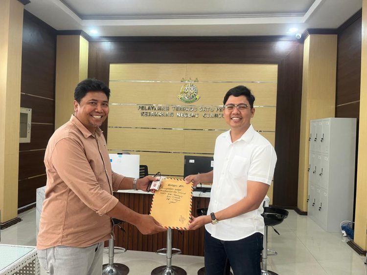 Camat Cikadu Budiman sampaikan laporan warga terkait dugaan korupsi Kades Padaluyu ke Kejaksaan Negeri Cianjur