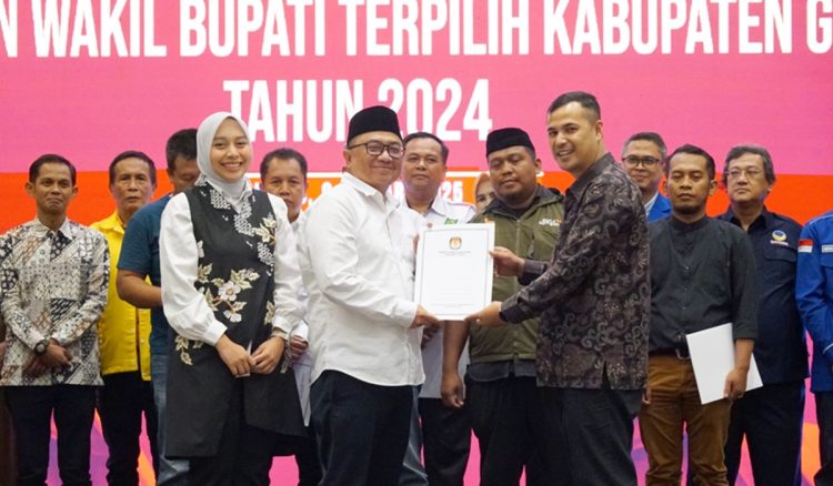 Rapat Pleno Terbuka, KPU Garut Tetapkan Abdusy Syakur Amin dan Luthfianisa Putri Karlina sebagai Bupati dan Wakil Bupati Terpilih