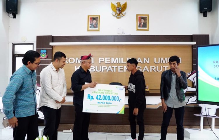 Penyerahan Santunan Jaminan Kematian Bagi Petugas Pilkada 2024 yang berlangsung di Aula KPU Kabupaten Garut, Kamis (16/1/2025). (dok Diskominfo Garut)