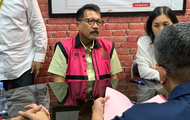 JAM Pidsus serahkan Tersangka dan Barang Bukti Tahap II dalam Perkara Permufakatan Jahat Penanganan Perkara Tersangka ZR ke PN Jakarta Pusat
