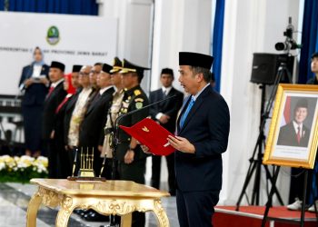 Pj Gubernur Jawa Barat Bey Machmudin Serahkan Surat Keputusan Perpanjangan Masa Jabatan Pj Bupati Garut, Barnas Adjidin sekaligus melantik Pj Wali Kota Cimahi dan Pj Bupati Subang