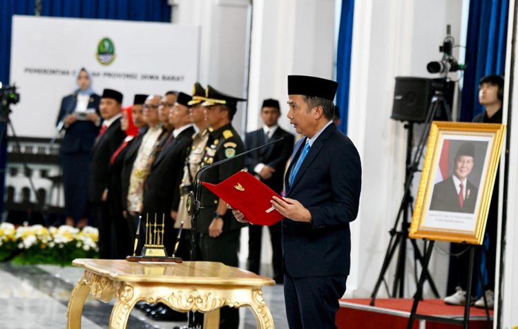 Pj Gubernur Jawa Barat Bey Machmudin Serahkan Surat Keputusan Perpanjangan Masa Jabatan Pj Bupati Garut, Barnas Adjidin sekaligus melantik Pj Wali Kota Cimahi dan Pj Bupati Subang