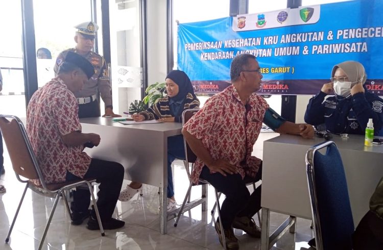 Tes Urine untuk Pengemudi Angkutan Umum di Terminal Guntur Garut