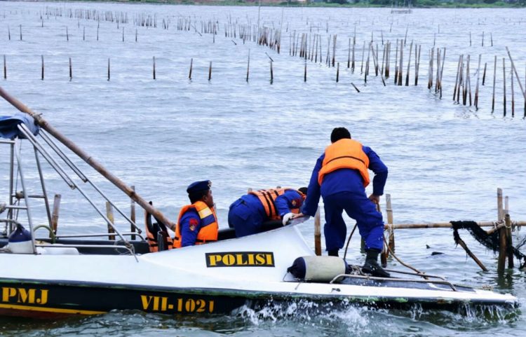 Polairud Ditpolair Polda Metro Jaya dan Banten bongkar pagar laut Tangerang