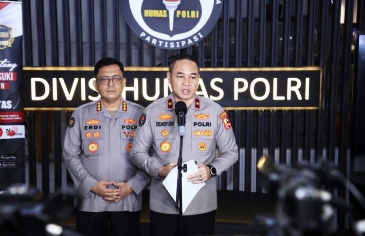 Karo Penmas Divisi Humas Polri, Brigjen Pol. Trunoyudo Wisnu Andiko bersama Kombes Pol. Erdi Adrimulan Chaniago