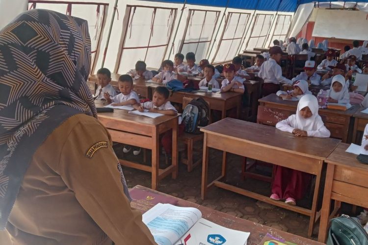 Ratusan Siswa SD di Cianjur belajar di Tenda
