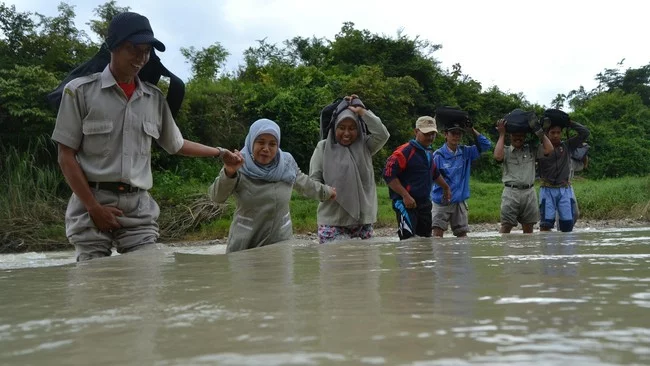Tim yang ditugaskan Maor Tedy pergi ke Sekolah yang viral di Nias 
