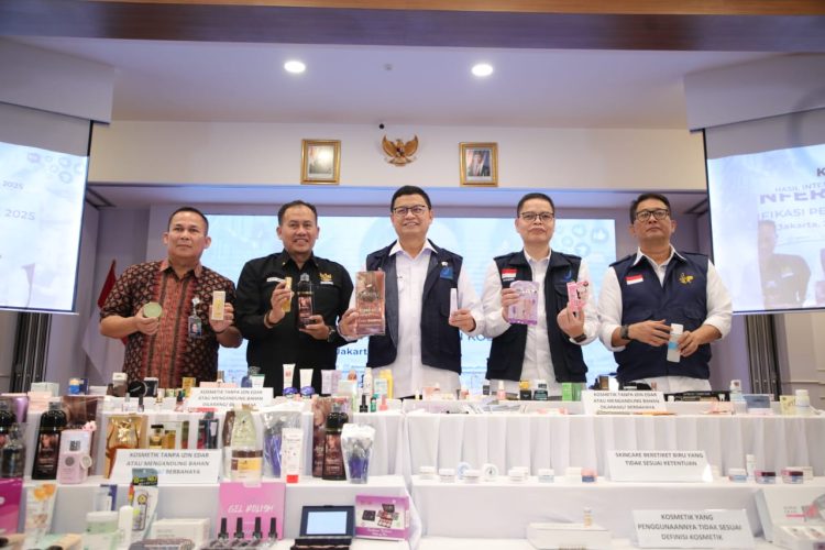 BPOM memperlihatkan sejumlah kosmetik ilegal dalam jumpa pers Jumat (21/2)/ Dok. BPOM