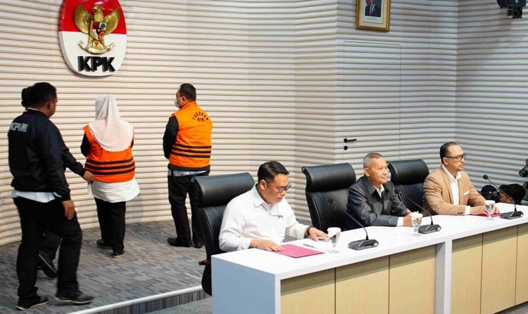 Konpers penahanan Wali Kota Semarang mbak Ita dan suaminya eks Ketua Komisi D DPRD Provinsi Jawa Tengah di Gedung Merah Putih