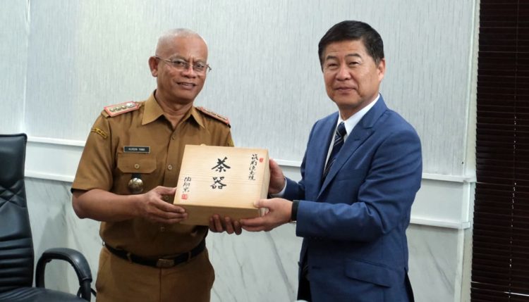 Sekda Garut Terima Kunjungan Kerja Walikota Sue Machi di Ruang Pamengkang, Kecamatan Garut Kota, Kabupaten Garut, Senin (24/02/2025).