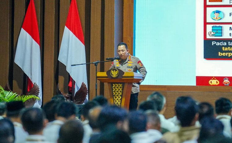 Kapolri Jenderal Pol. Listyo Sigit Prabowomemberikan pembekalan di Retreat Kepala Daerah gelombang pertama di Akmil, Magelang