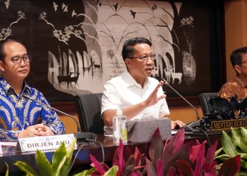 Menteri Hukum Supratman Andi Agtas (tengah) memberikan keterangan di Jakarta