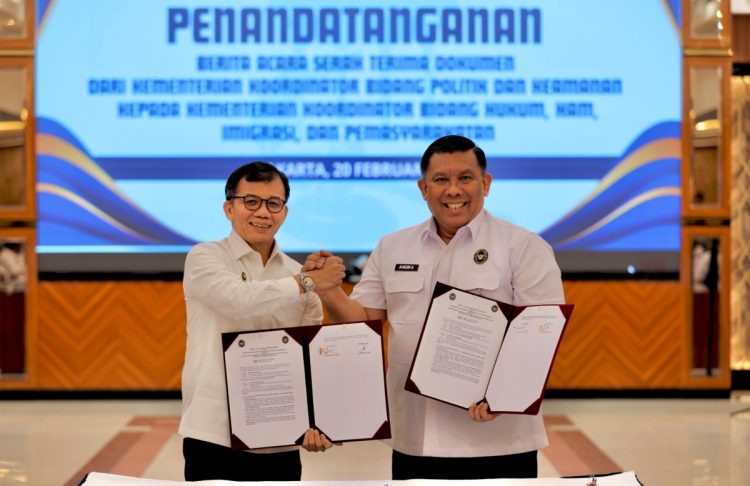 Penandatanganan berita acara srah terima dokumen dari Kemenko Polhukam ke Kemenko Kumham Imipas
