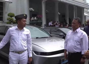 Gubernur Jawa Barat Dedi Mulyadi berbincang dengan Sekda soal kendaraan dinas. (Humas Pemprov Jabar)