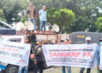 Aksi Kobar mendesak KPK memeriksa FA, anggota DPR RI terkait daa CSR Bank Indonesia. (Kabariku/Bem)