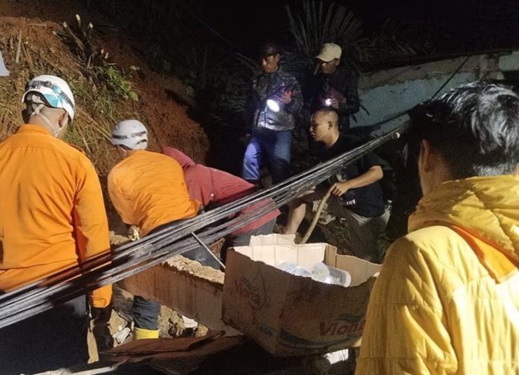 Petugas mengevakuasi korban meninggal dalam bencana longsor di Bungbulang Garut (Dok. BPBD Garut)