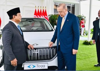 Presiden Turki Recep Tayyip Erdoğan memberikan kendaraan listrik Turkiye Togg T10X kepada Presiden Republik Indonesia Prabowo Subianto pada Rabu, 12 Februari 2025 di Istana Kepresidenan Bogor, Jawa Barat/ Foto: BPMI Setpres/Laily Rachev