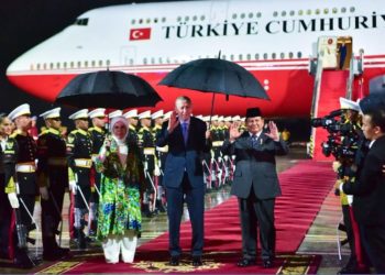 Presiden RI Prabowo Subianto menyambut kunjungan kenegaraan Presiden Turki Recep Tayyip Erdogan di Pangkalan TNI AU Halim Perdanakusuma, Jakarta, Selasa malam (11/2/2025)/Dok TNI AU