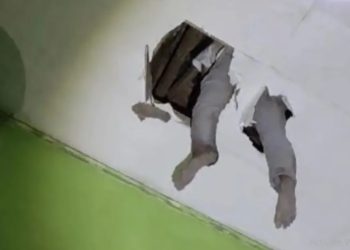 Momen maling motor di Cileunyi, Bandung terjebak di plafon rumah warga/Screenshhot Instagram