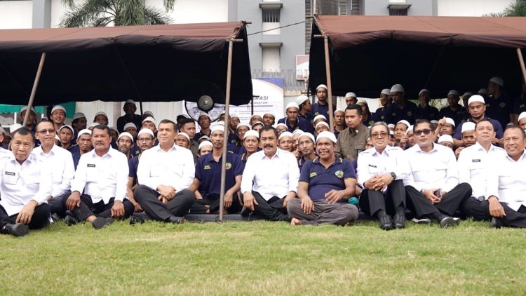 Menteri Imipas, Agus Andrianto berbincang-bincang hingga makan siang bersama ratusan tahanan di Rumah Tahanan (Rutan) Negara Kelas I Cipinang, Jakarta, Selasa (25/02/2025) siang