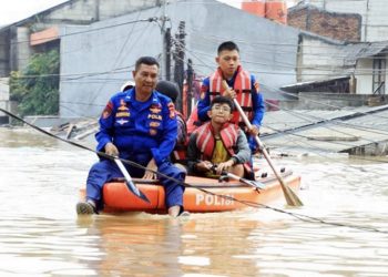 Korpolairud Baharkam Polri evakuasi korban banjir Bekasi