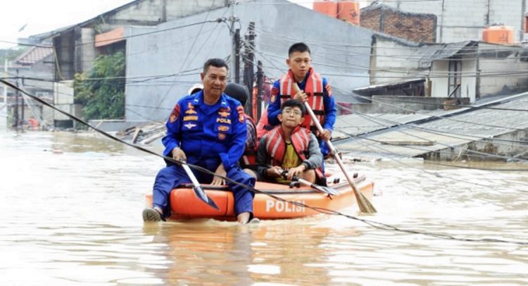 Korpolairud Baharkam Polri evakuasi korban banjir Bekasi