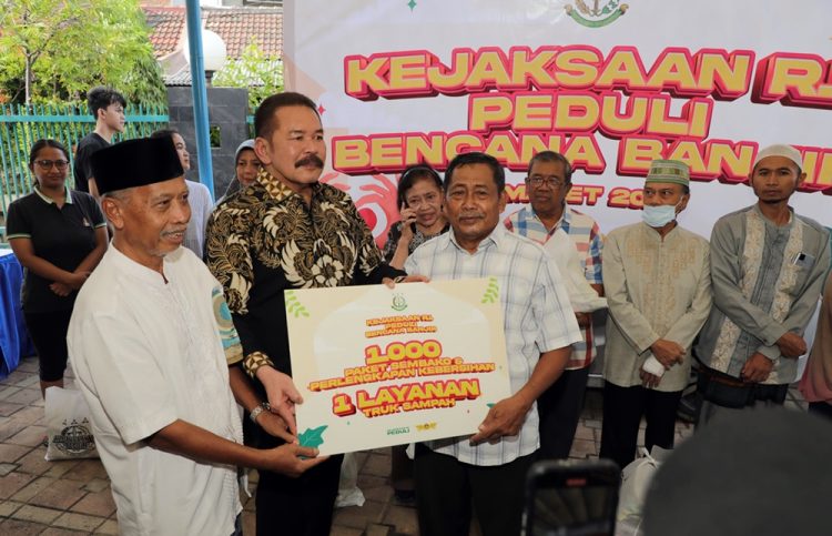 bakti sosial bertajuk “Kejaksaan RI Peduli Bencana Banjir” bagi masyarakat terdampak banjir di Bekasi, Jawa Barat, Jumat (07/03/2025)