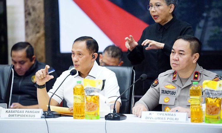 Konpers Dittipideksus Bareskrim Polri pengungkapan kasus kecurangan pengemasan ulang minyak goreng “MINYAKITA” di Gedung Bareskrim Polri, Jakarta, Selasa (11/03/2025)