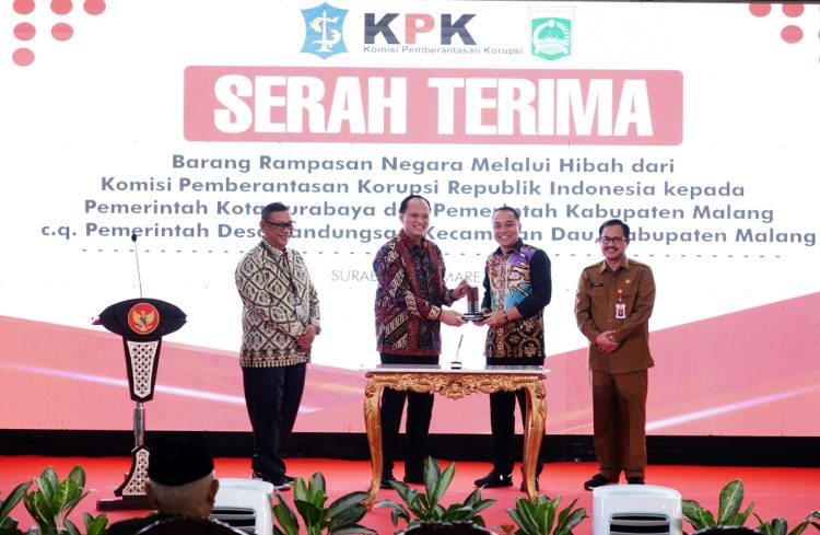 Direktur Pelacakan Aset, Pengelolaan Barang Bukti, dan Eksekusi (Labuksi) KPK, Mungki Hadipratikto dalam acara Serah Terima Hibahkan Pemanfaatan Aset Rampasan kepada Pemkot Surabaya dan Pemkab Malang