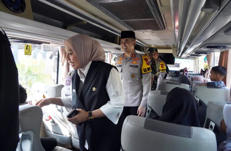 Wabup Garut Putri Karlina hadir dampingi Kapolres Garut, AKBP Fajar Gemilang melepas mudik gratis, 3 bus dengan 2 tujuan kab/kota