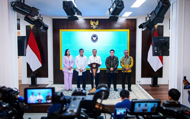 Menteri Sekretaris Negara Prasetyo Hadi beserta menteri dan pihak terkait menyampaikan keterangan pers terkait Sritex di Istana Kepresidenan Jakarta pada Senin, 3 Maret 2025