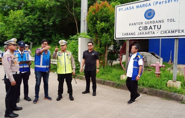 Kakorlantas Irjen Agus Suryo Nugroho meninjau jalur arus mudik di GT Cibatu, Kabupaten Bekasi, Jawa Barat, Sabtu (08/03/2025)
