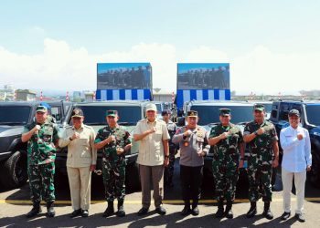 Menhan Sjafrie Sjamsoeddin menyerahkan 700 unit ranops Maung MV3 produksi PT Pindad untuk TNI-Polri di Lanud Husein Sastranegara, Bandung, Jawa Barat, Sabtu (01/03/25)