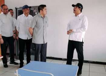 Seskab Teddy Indra Wijaya bersama Mensos Gus Ipul meninjau rencana lokasi Sekolah Rakyat yang ada di Sentra Terpadu Pangudi Luhur (STPL) Bekasi, Jawa Barat