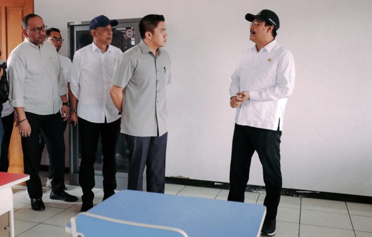 Seskab Teddy Indra Wijaya bersama Mensos Gus Ipul meninjau rencana lokasi Sekolah Rakyat yang ada di Sentra Terpadu Pangudi Luhur (STPL) Bekasi, Jawa Barat
