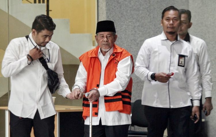 Gubernur Nonaktif Maluku Utara Abdul Gani Kasuba saat menjalani pemeriksaan KPK