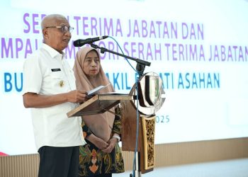 Wagub Asahan Surya bersama istri pada acara Serah Terima Jabatan dan Penyampaian Memori Serah Terima Jabatan Bupati dan Wakil Bupati Asahan