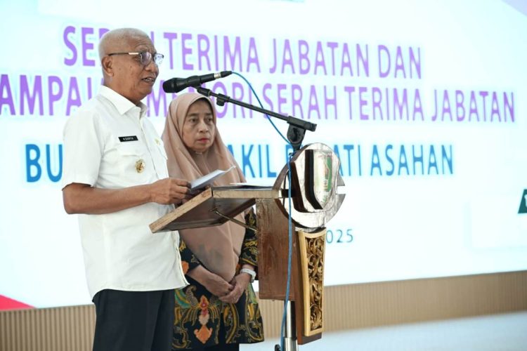 Wagub Asahan Surya bersama istri pada acara Serah Terima Jabatan dan Penyampaian Memori Serah Terima Jabatan Bupati dan Wakil Bupati Asahan