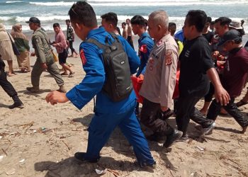 Sat Polairud Evakuasi Temukan Jasad Wisatawan Asal Kampung Pasir Layung yang Tenggelam di Pantai Karangpapak