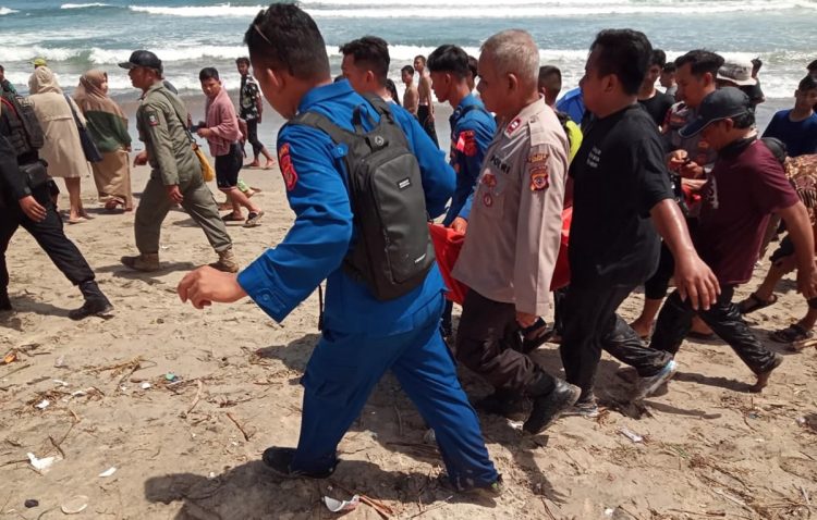 Sat Polairud Evakuasi Temukan Jasad Wisatawan Asal Kampung Pasir Layung yang Tenggelam di Pantai Karangpapak