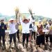 Bupati dan Wabup Garut Ikuti Panen Raya Serentak di Jalan Lingkar Baru Kadungora, Garut