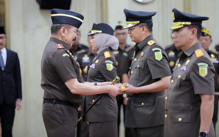 Jaksa Agung ST Burhanuddin memberikan amanat pada acara pelantikan, pengambilan sumpah jabatan, dan serah terima jabatan 6 (enam) Kepala Kejaksaan Tinggi di Kejaksaan RI, Rabu (23/04/2025).