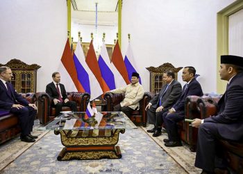 Presiden Republik Indonesia Prabowo Subianto menerima kunjungan kehormatan Wakil Perdana Menteri Pertama Federasi Rusia Denis V. Manturov, sekaligus Ketua Bersama dari Pihak Rusia pada Komisi Gabungan Rusia-Indonesia untuk Kerja Sama Ekonomi, Perdagangan, dan Teknis di Istana Merdeka, Jakarta, pada Selasa, 15 April 2025.
