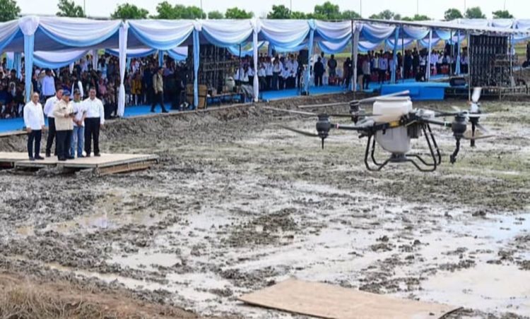 Presiden Prabowo menjajal drone penebaran benih padi yang dapat menjangkau 25 hektare lahan dalam waktu sehari/ Setkab
