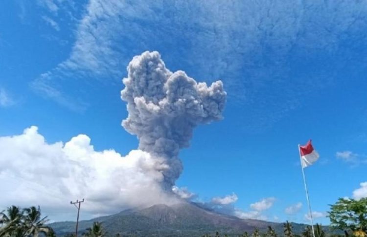Gunung Lewotobi Laki-Laki di Nusa Tenggara Timur (NTT) kembali meletus hebt dengan ketinggian abu vulkanis mencapai 4.000 meter, Sabtu (26/4/2025) siang. (Foto: PVMBG)