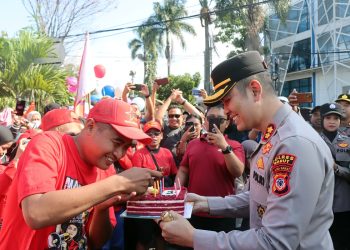 Momen Kapolres Garut AKBP Mochamad Fajar Gemilang, S.I.K., M.H., M.I.K., bersama Dandim 0611/Garut Letkol Inf Andrik Fachizal berikan kejutan di Hari Bruh Nasional 2025